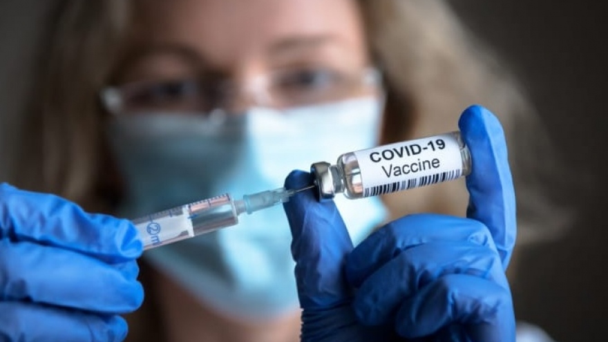 Chìa khóa chống Covid-19 là bãi bỏ bản quyền vaccine và mở rộng sản xuất?
